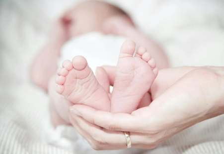 Imagen de un bebe mosntrando las plantas de los pies